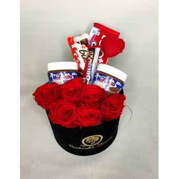 Κουτί καπελιέρα με γλυκιές απολαύσεις και αληθινά τριαντάφυλλα.